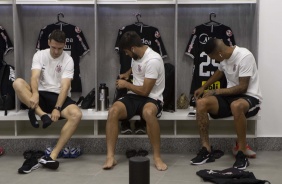 Boseli, Bruno Mndez e Richard no vestirio antes do jogo contra o So Paulo