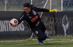 Cássio em atividade no treino do Corinthians desta quinta-feira