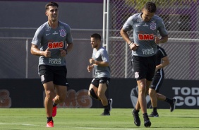 Danilo Avelar e Lo Santos durante treino do Corinthians na tarde desta quinta-feira