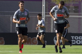 Danilo Avelar e Léo Santos durante treino do Corinthians na tarde desta quinta-feira