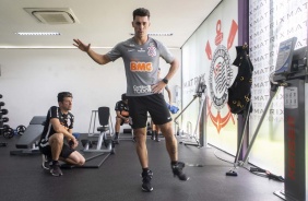 Danilo Avelar em atividade na academia do CT Joaquim Grava