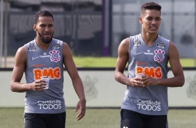 Everaldo e Pedrinho durante treino do Corinthians na tarde desta sexta-feira