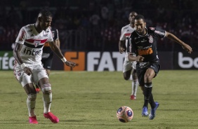 Everaldo em ao no jogo contra o So Paulo