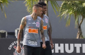 Gil e Luan durante treino do Corinthians na tarde desta sexta-feira