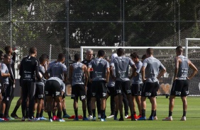 O elenco alvinegro recebeu instruções coletivas do treinador no treino desta quinta-feira