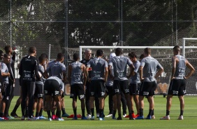 O elenco alvinegro recebeu instrues coletivas do treinador no treino desta quinta-feira