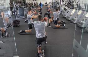 O elenco do Corinthians realizou atividades na academia do CT Joaquim Grava