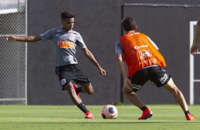 Pedrinho em ação no treino do Corinthians na tarde desta quinta-feira