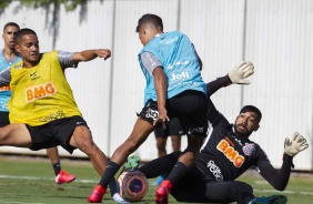 Pedrinho em duelo contra Filipe no treino desta quinta-feira