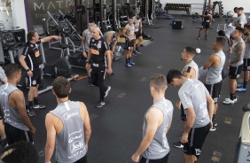 Tiago Nunes e o elenco alvinegro durante atividade na academia no treino desta sexta-feira