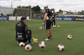 Cássio conversa com Marcelo Carpes durante treinamento desta terça
