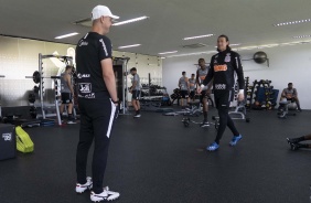 Goleiro Cássio e técnico Tiago Nunes na academia do CT