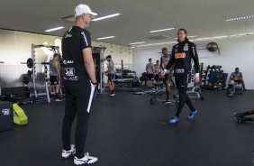 Goleiro Cssio e tcnico Tiago Nunes na academia do CT