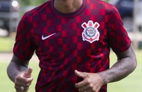 Paulinho, ex-volante do Corinthians, treina no CT Joaquim Grava