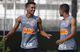 Pedrinho e Madson conversam durante treino no CT Joaquim Grava