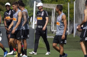 Tcnico Tiago Nunes com jogadores no CT Joaquim Grava