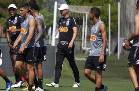 Técnico Tiago Nunes com jogadores no CT Joaquim Grava