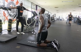 Técnico Tiago Nunes e atacante Vagner Love na academia do CT Joaquim Grava