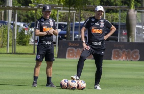 Tiago Nunes e auxiliar durante treino desta tera-feira