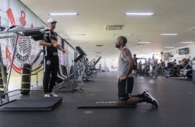 Tiago Nunes e Vagner Love nesta tera-feira, na academia do CT