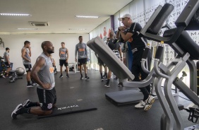 Vagner Love e Tiago Nunes conversam na academia nesta terça-feira