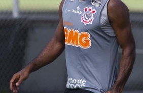 Vagner Love no gramado do CT Joaquim Grava