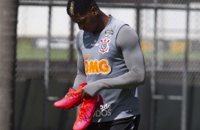 Yony Gonzáles no gramado do CT Joaquim Grava