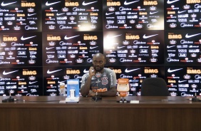 Atacante Vagner Love na sala de imprensa do CT Joaquim Grava