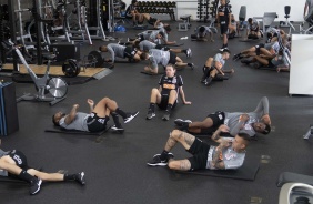 Elenco do Corinthians faz atividade na academia do CT