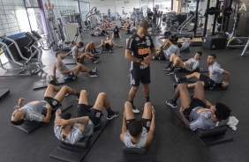 Elenco do Corinthians faz trabalho na academia do CT