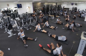 Elenco do Corinthians faz trabalho na academia do CT