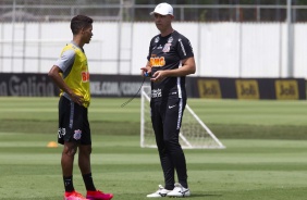 Pedrinho conversa com o técnico Tiago Nunes durante treino