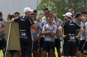 Tiago Nunes orienta elenco em treinamento desta quarta-feira