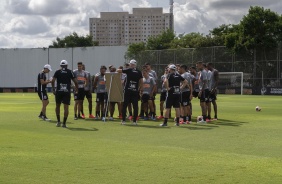 Tiago Nunes orienta elenco em treino desta quarta no CT Joaquim Grava