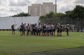 Tiago Nunes orienta elenco em treino desta quarta