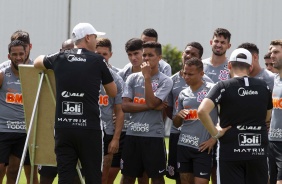 Tiago Nunes orienta elenco em treino desta quarta-feira