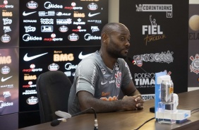 Vagner Love concede entrevista coletiva no CT