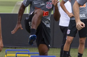 Vagner Love faz atividade no CT Joaquim Grava