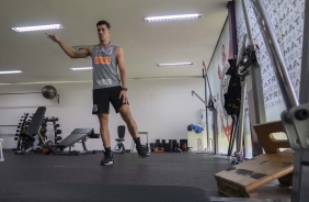 Danilo Avelar durante atividade na academia no treino desta quinta-feira