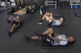 Gil e Pedro Henrique em atividade na academia durante o treino desta quinta-feira