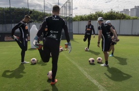 Goleiros durante atividade durante o treino da manh desta quinta-feira