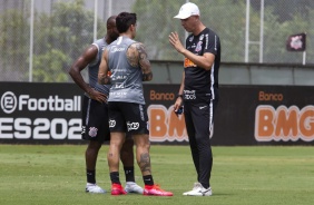 Love e Fagner receberam orientaes individuais de Tiago Nunes no treino desta quinta-feira