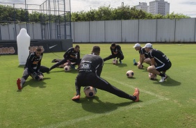O goleiros do Corinthians durante atividade no treino desta quinta-feira