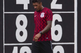 Paulinho est treinando no CT do Corinthians enquanto o futebol chins est paralisado