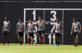 Yony, Araos, Fagner, Avelar, Dav e Bruno Mndez durante o treino da manh desta quinta-feira