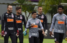 Fagner e Gil com os goleiros do Corinthians durante o treino da manh desta sexta-feira