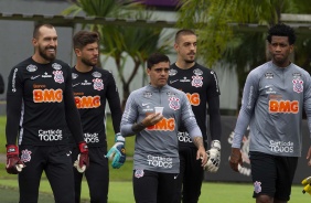 Fagner e Gil com os goleiros do Corinthians durante o treino da manhã desta sexta-feira