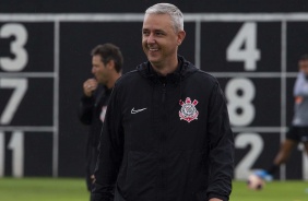 Treinador Tiago Nunes durante o treino da manhã desta sexta-feira