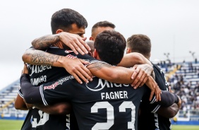 Elenco corinthiano comemora o gol contra o Água Santa