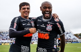 Fagner e Love durante a comemoração do gol corinthiano